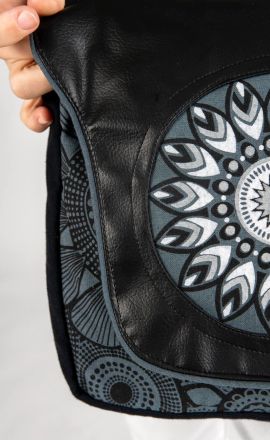 Šedá kabelka Michaela Gautam Sarkala s koženkou