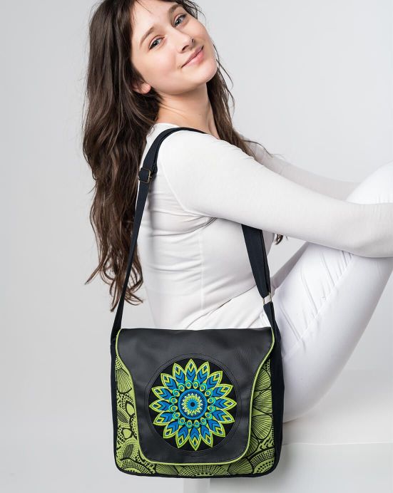 Limetková kabelka Michaela Gautam Sarkala s koženkou