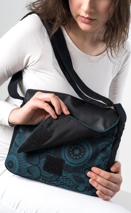 Petrolejová kabelka Michaela Gautam Sarkala s koženkou