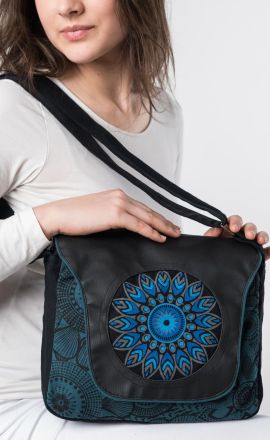 Petrolejová kabelka Michaela Gautam Sarkala s koženkou