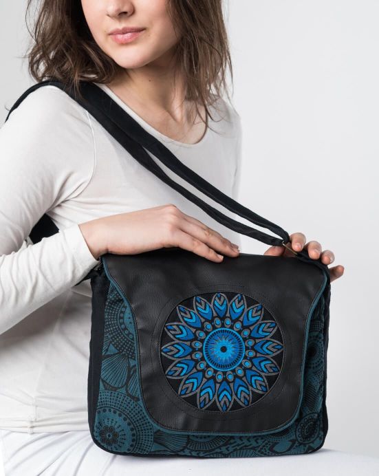 Petrolejová kabelka Michaela Gautam Sarkala s koženkou