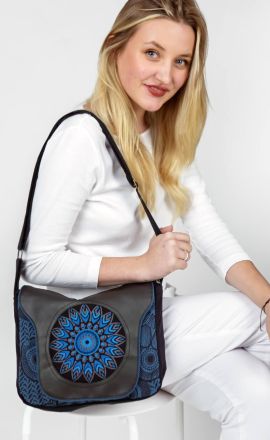 Petrolejová kabelka Michaela Gautam Sarkala s koženkou