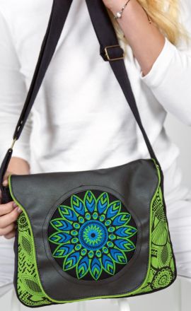 Limetková kabelka Michaela Gautam Sarkala s koženkou