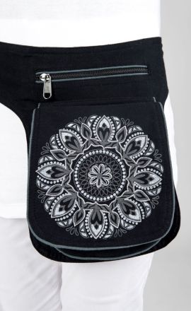 Černo-bílá ledvinka Michaela Gautam Anila s výšivkou