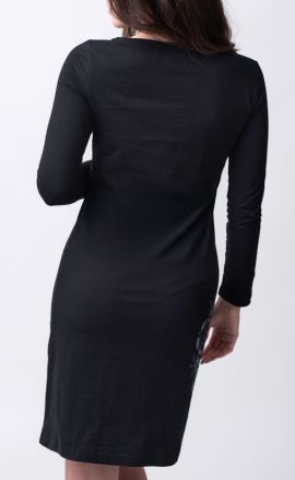 Černé šaty Michaela Gautam Kadhya s vyšívanou mandalou