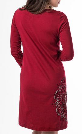 Bordó šaty Michaela Gautam Kadhya s vyšívanou mandalou