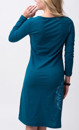 Petrolejové šaty Michaela Gautam Kadhya s vyšívanou mandalou