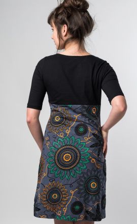 Šedé šaty Michaela Gautam Lajalu