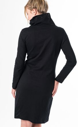 Černé šaty Michaela Gautam Hede s tyrkysovými květy